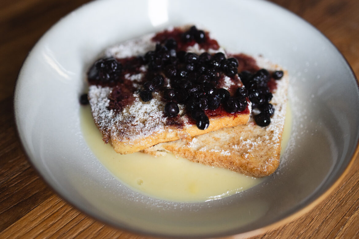 Veganský francouzský toast na vanilkovém krému, borůvkový rozvar a moučkový cukr