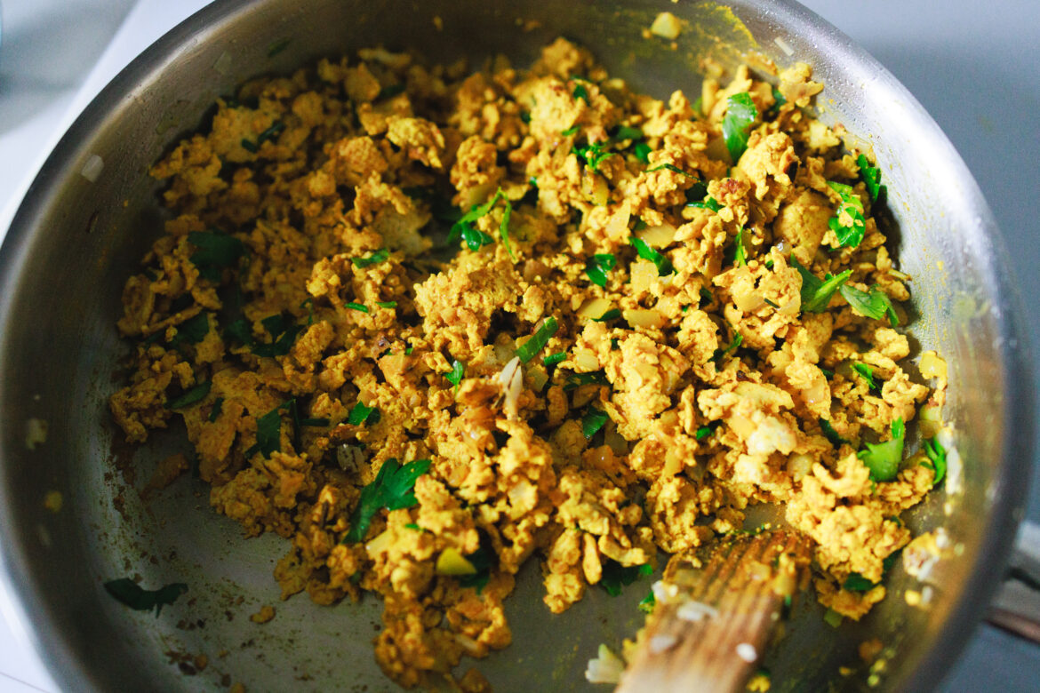 Tofu s kurkumou, bylinkami a černou solí kala namak – jako míchaná Toníčka