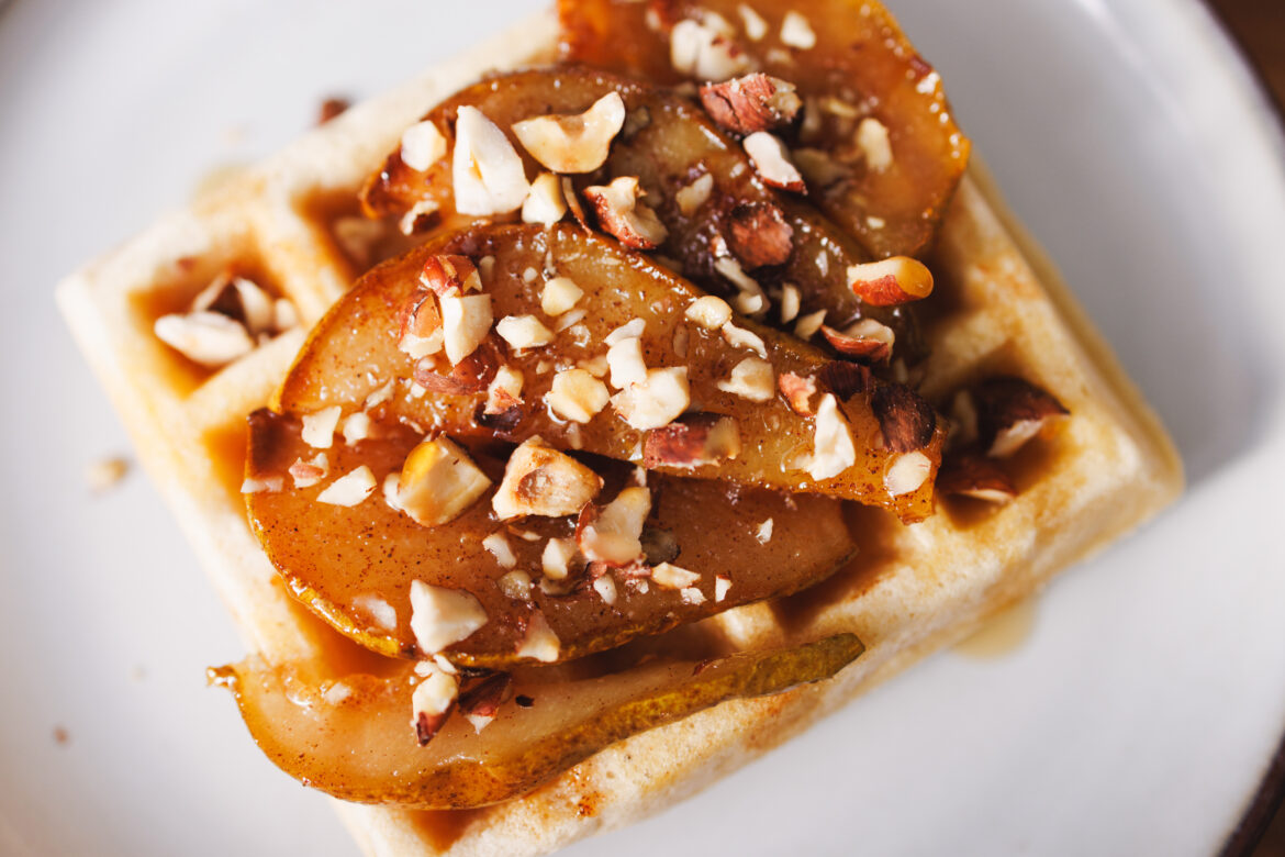 Veganská waffle s karamelizovanou hruškou a nasekanými ořechy