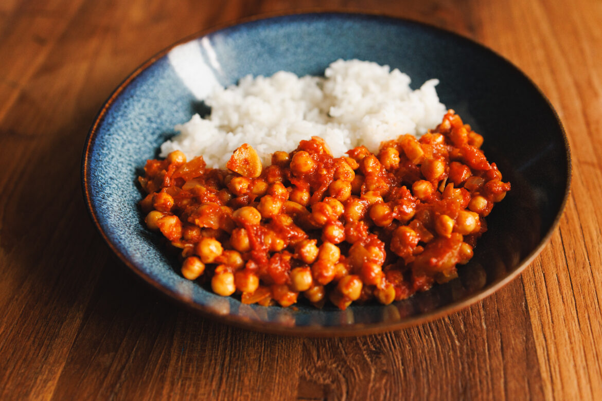 Veganská chana masala – cizrna v rajčatové kořeněné omáčce s rýží po indickou