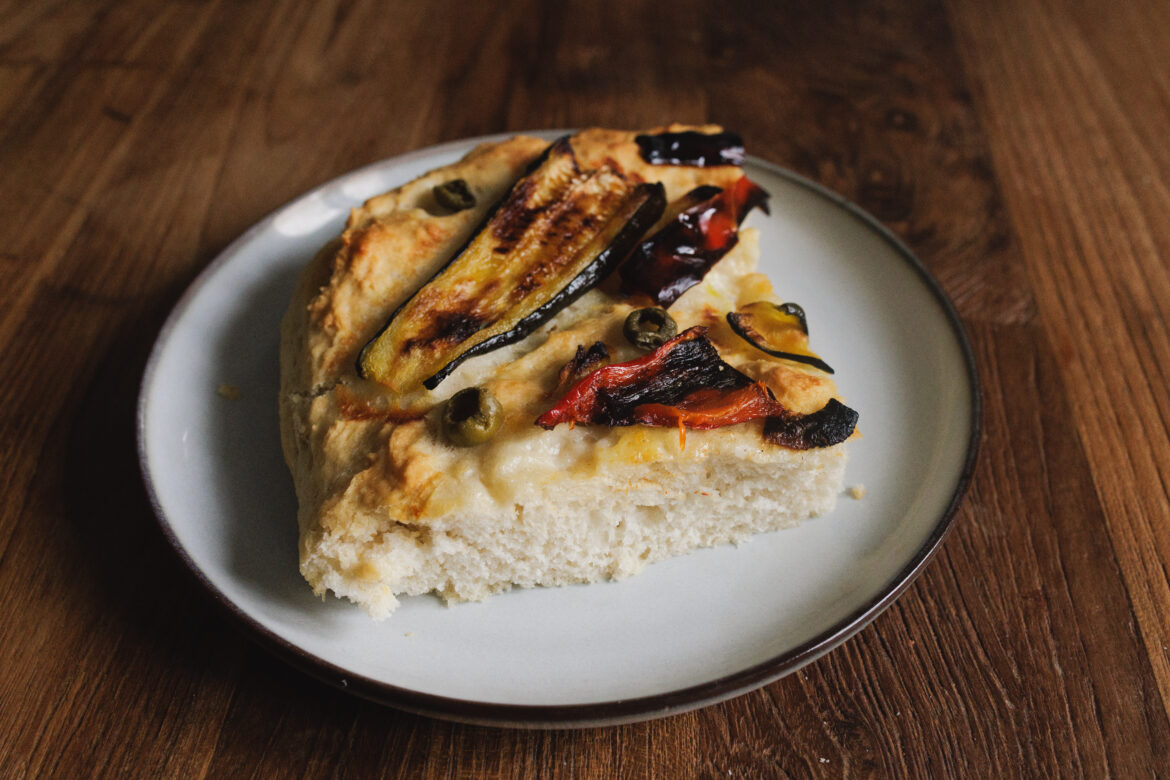Veganská focaccia s pečenou zeleninou a olivami