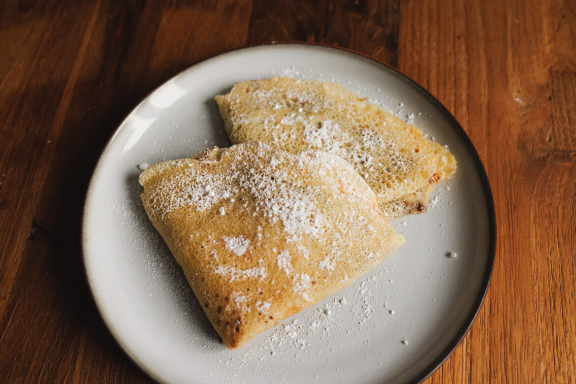 Veganske palacinky posypané cukrem