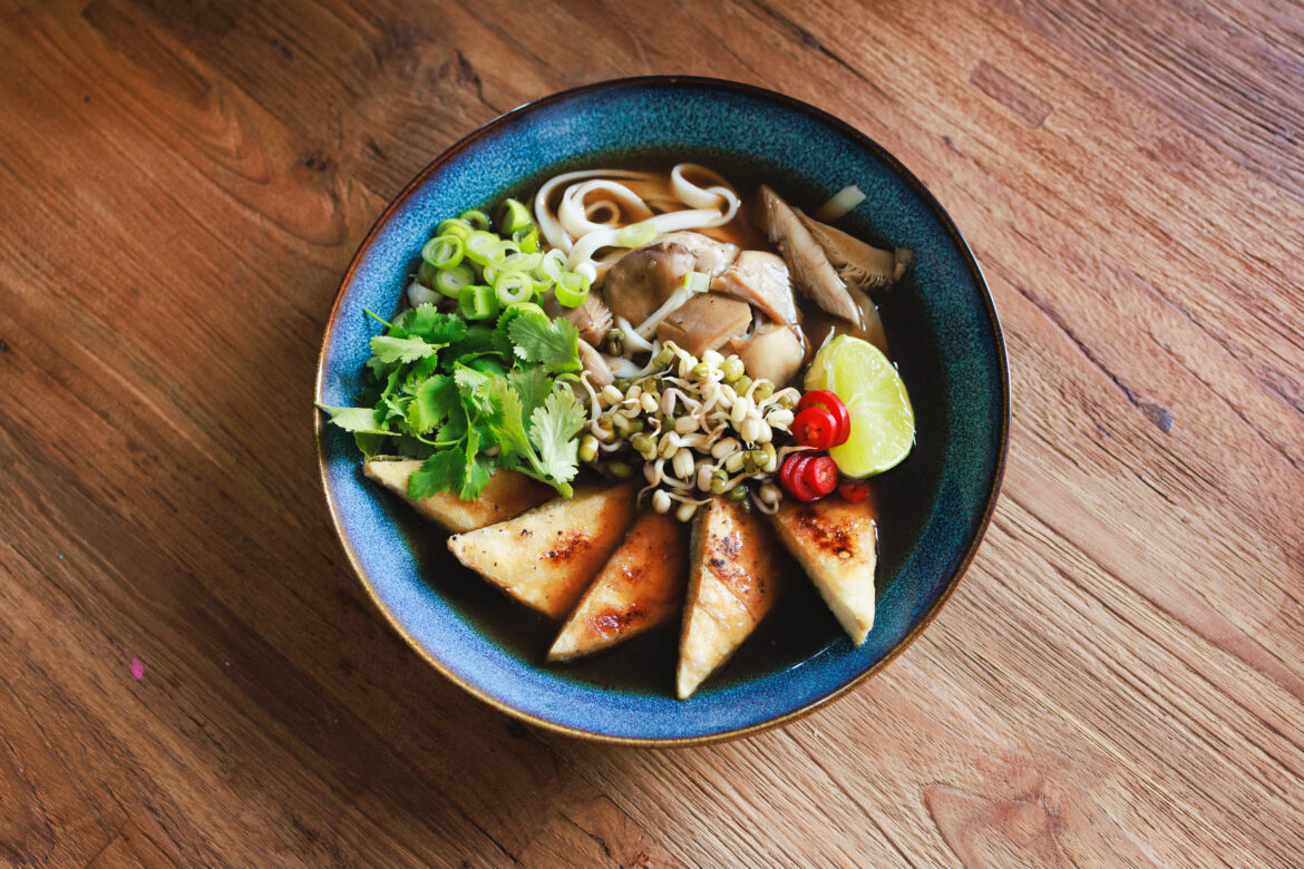 Veganské pho s hlívou a křupavým tofu, koriandr, mungo klíčky, limetka, chilli, jarní cibulka
