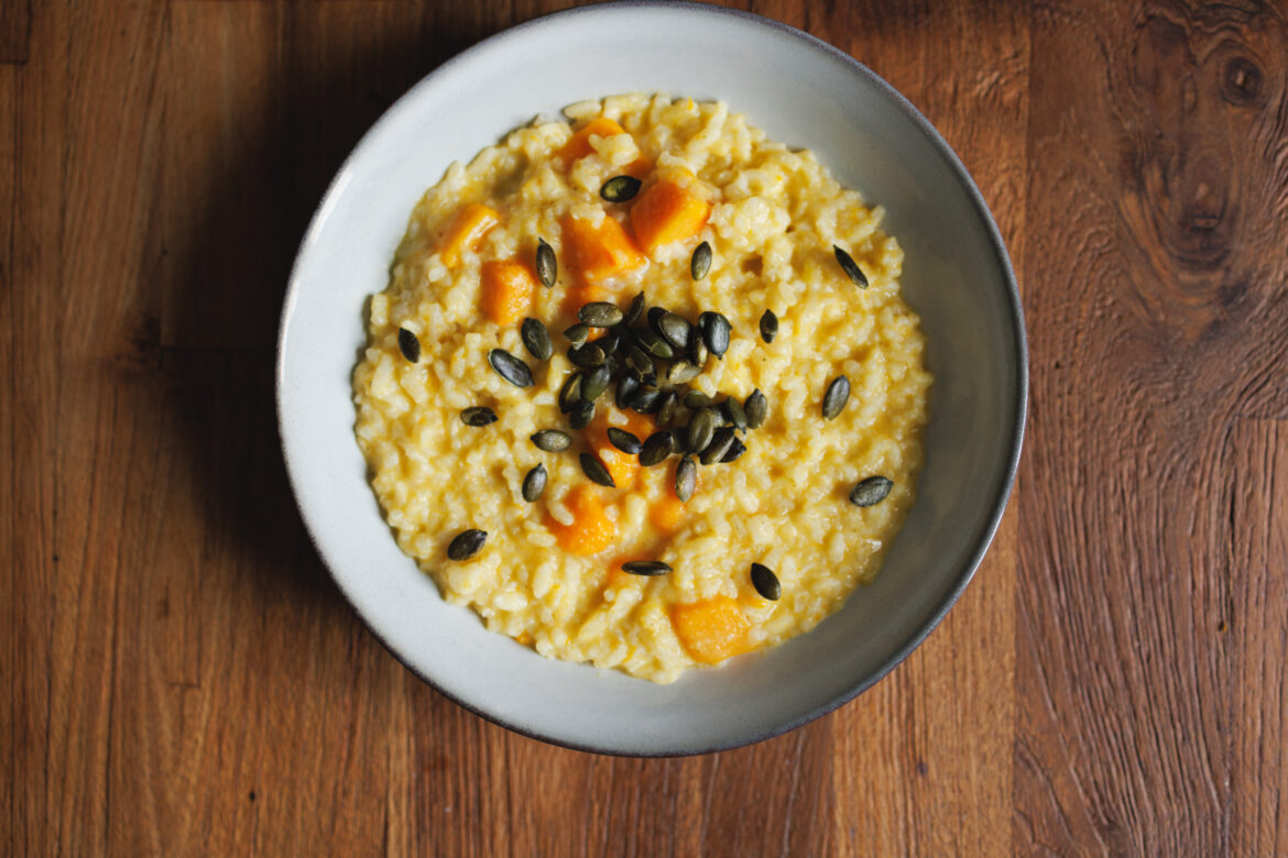 Veganské krémové dýňové risotto s kousky dýně a orestovanými dýňovými semínky