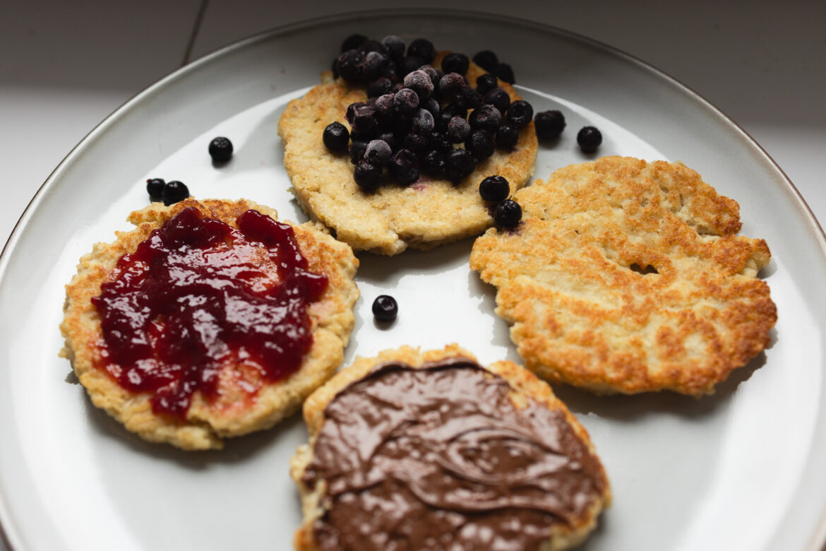 Veganské syrniky s ovocem, marmeládou a rostlinnou nutellou